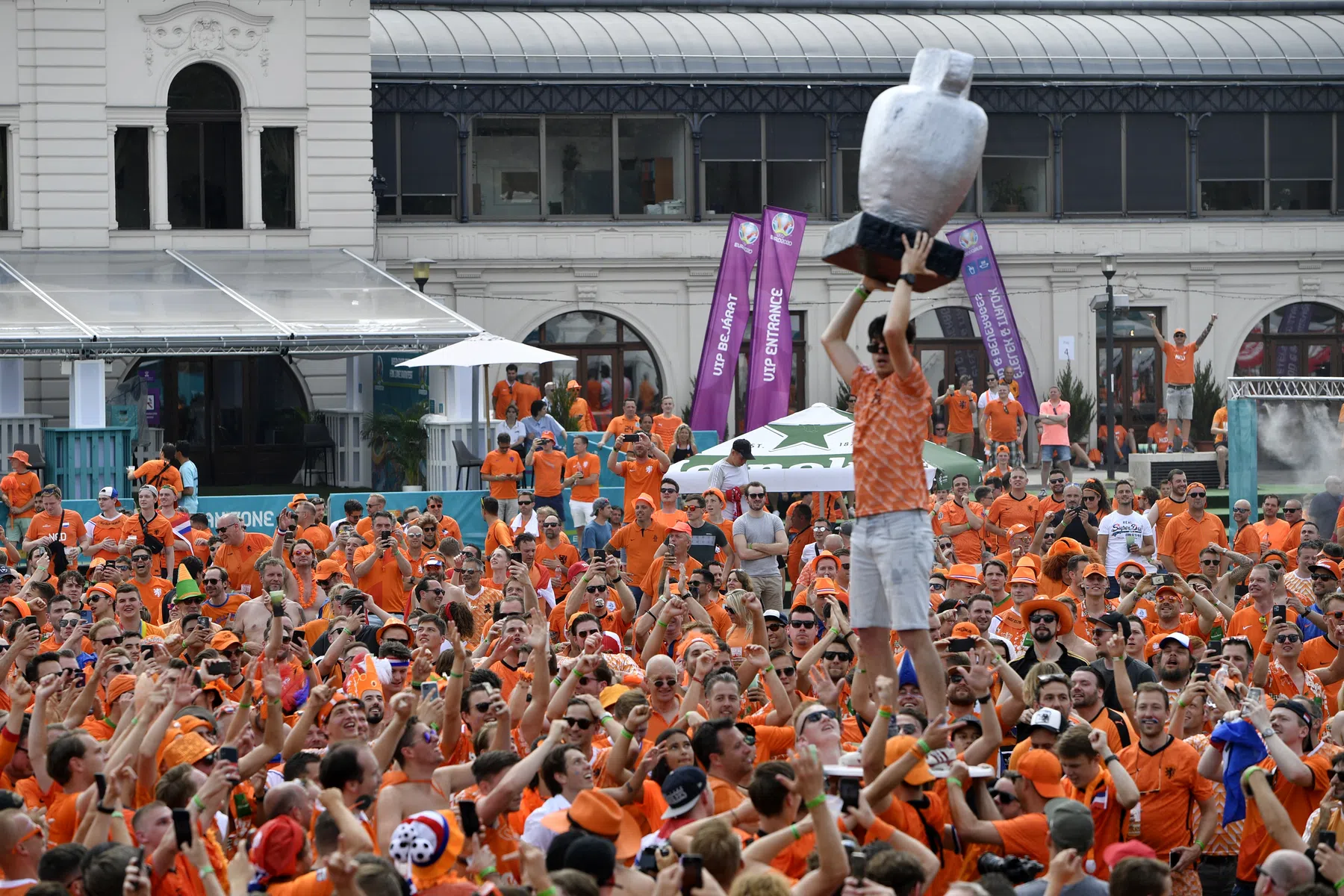 Boedapest kleurt Oranje: fans zorgen voor oude, vertrouwde beelden