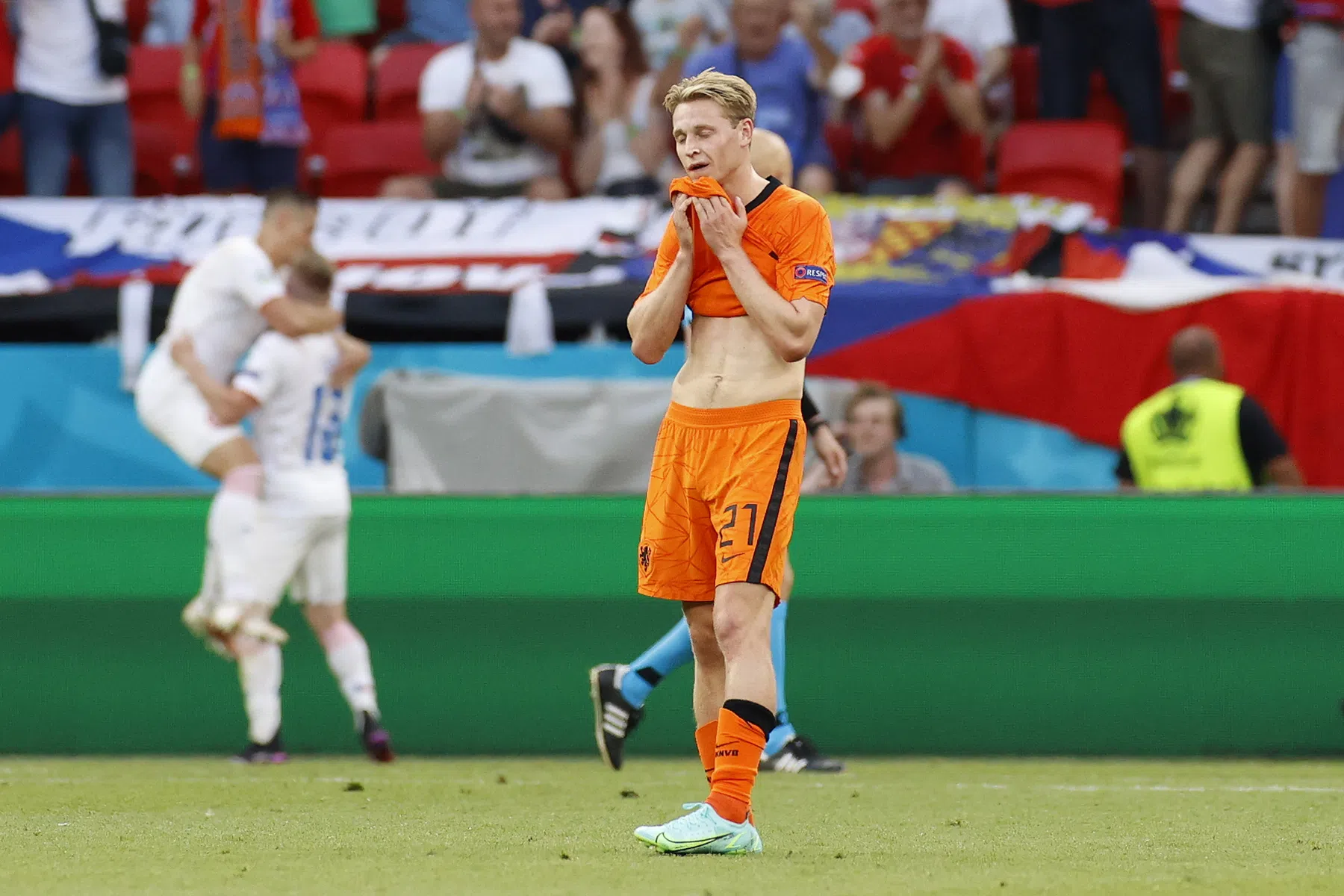Frenkie de Jong na 'slecht EK': 'Zelfs met tien man moest het beter, zeker tegen Tsjechië'