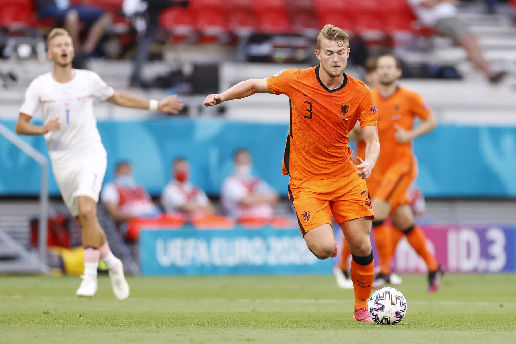 Van der Vaart prijst De Ligt: 'Wat mogen wij blij zijn met hem'