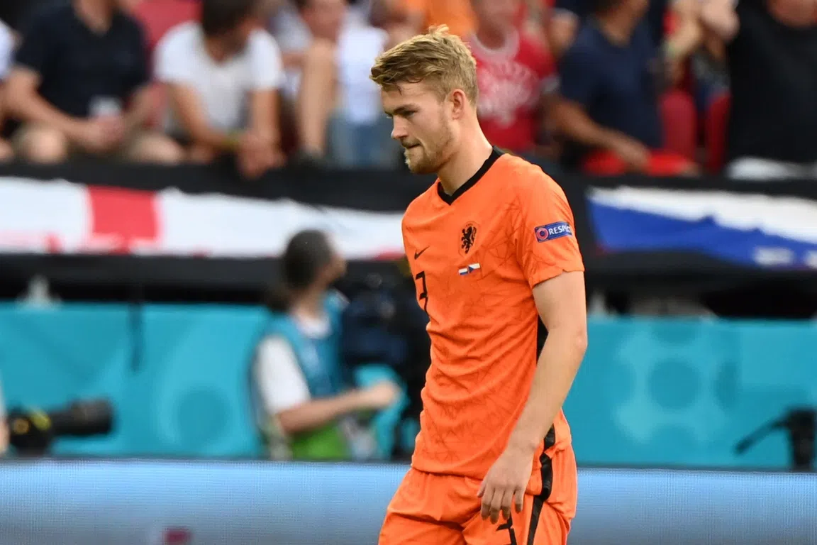Neville ziet gebrek aan ervaring bij De Ligt: 'Anders laat je de aanvaller scoren'