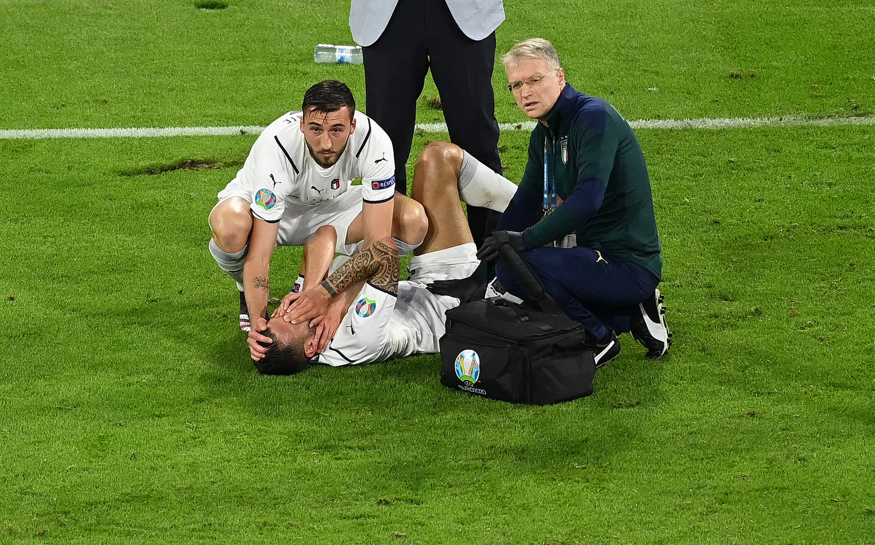 Flinke smet op overwinning Italië: Spinazzola in tranen van het veld