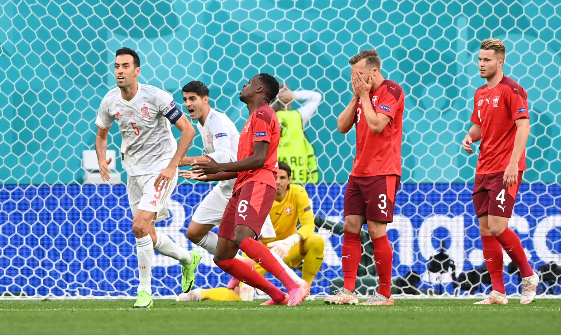 Het blijft maar doorgaan: Zakaria zorgt voor eigen goal nummer 10
