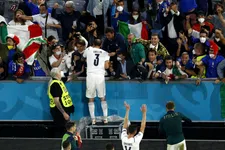 Thumbnail for article: Jubelende Azzurri: 'Eeuwenoude eik Chiellini de duivel tegen de duivels'