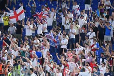 Thumbnail for article: Polonaise in Engeland: 'Mijn hoofd zegt dat ik kalm moet blijven, maar mijn hart...'