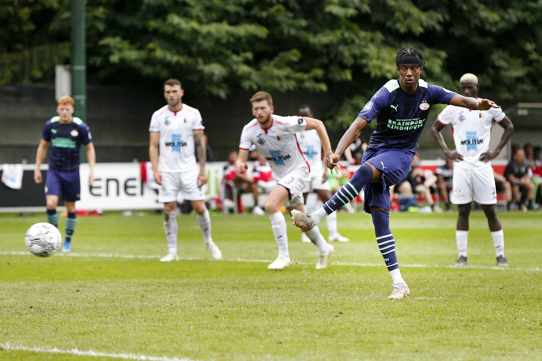 Schmidt stoomt PSV in alle rust klaar voor Galatasaray, maar transferstorm dreigt