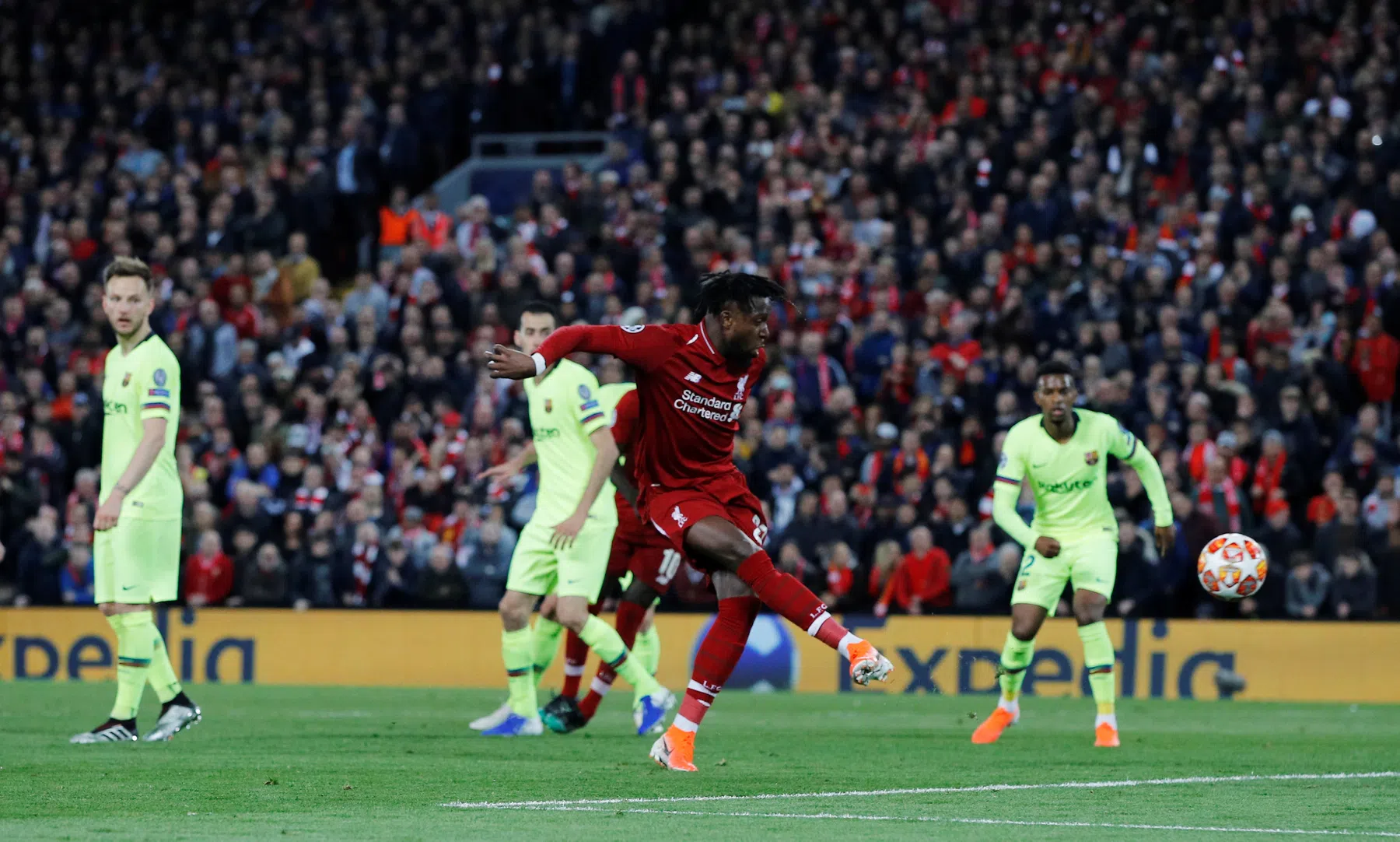 Liverpools beroemdste ballenjongen krijgt profcontract
