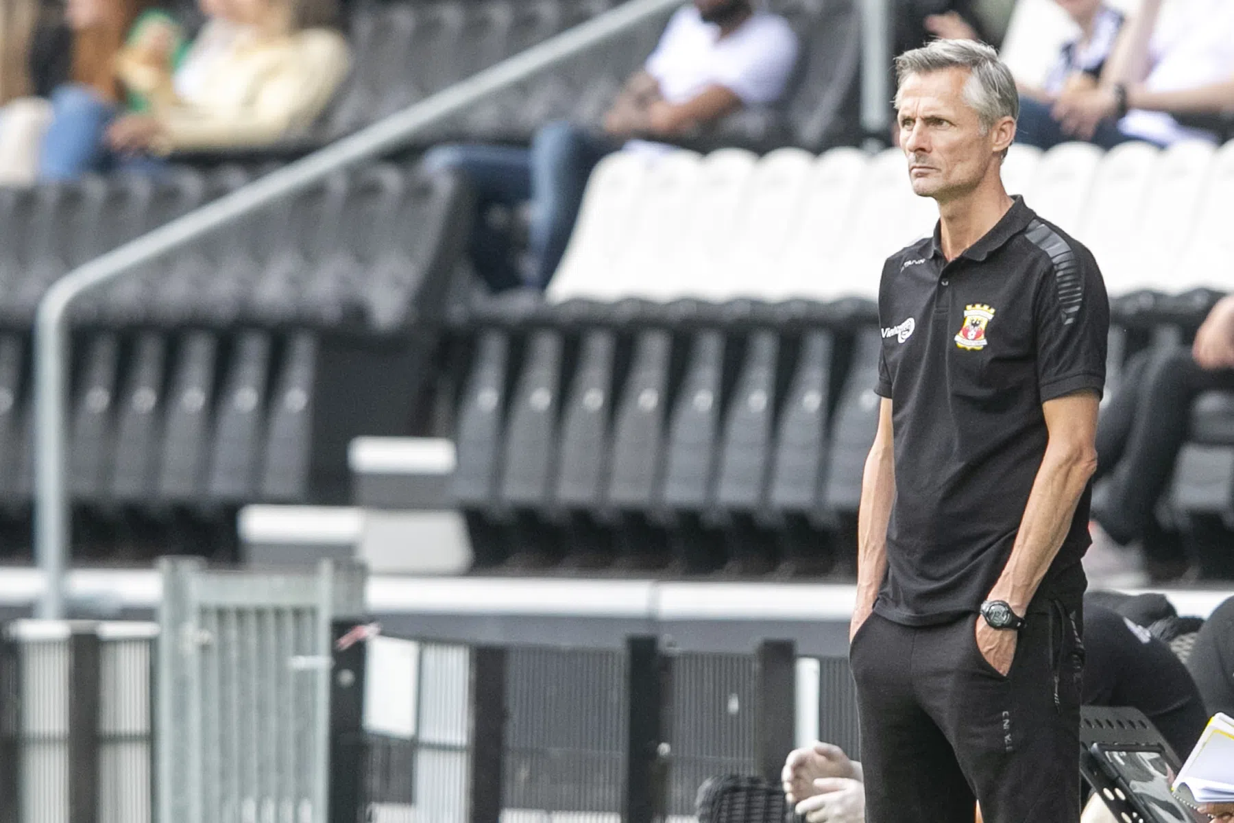 Hilarisch moment in oefenduel: Go Ahead trapt af zonder keeper, fan pakt zijn kans
