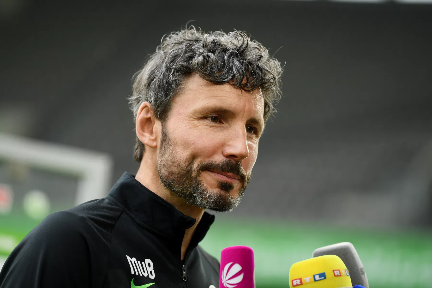 Van Bommel geïrriteerd na harde nederlaag: 'Gebrek aan inzet én niveau'