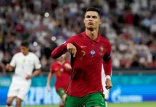 Thumbnail for article: Cristiano Ronaldo vult zijn bijzondere verzameling Gouden Schoenen verder aan