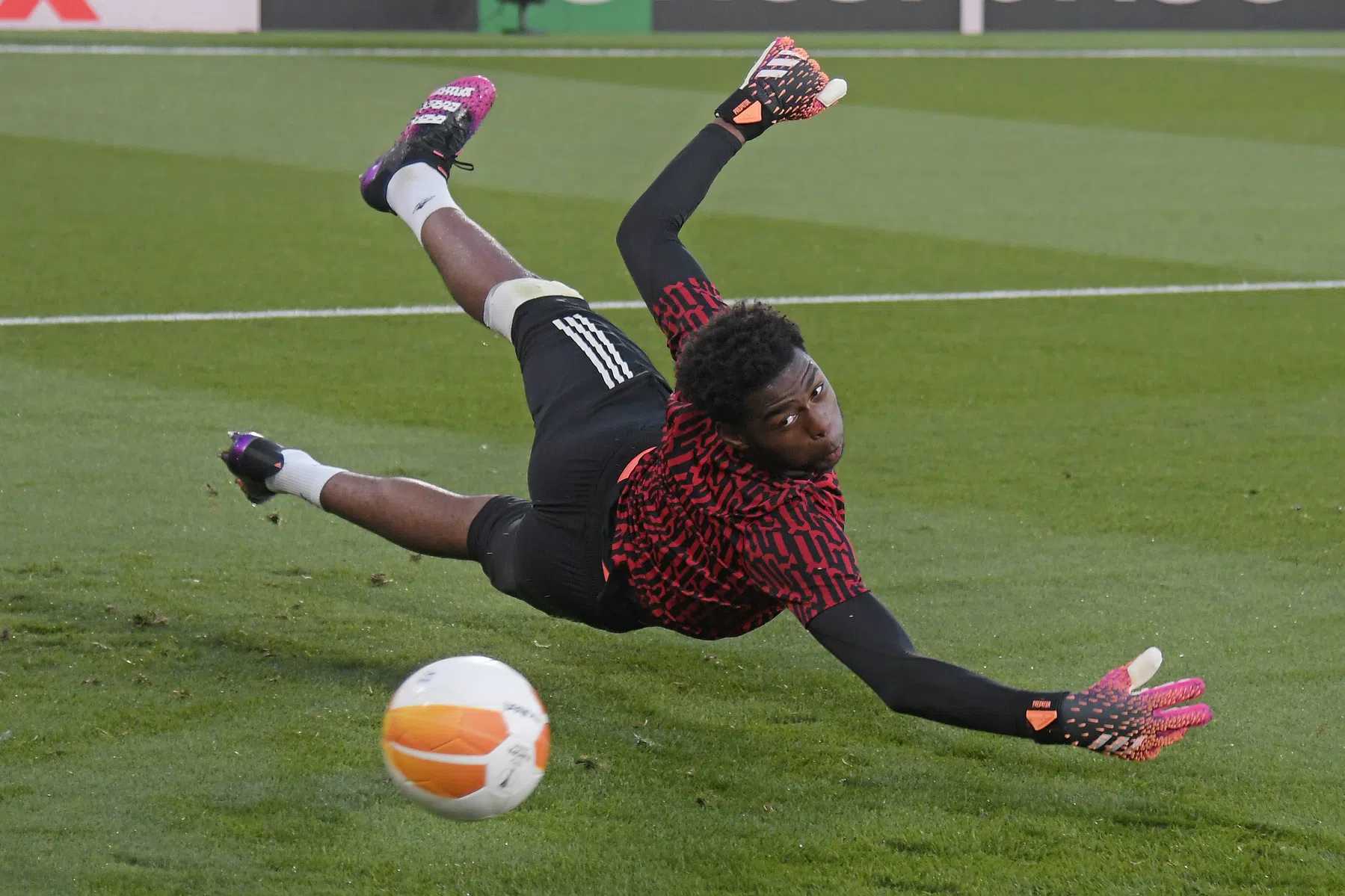 Arsenal-keeper begint met enorme blunder aan voorbereiding