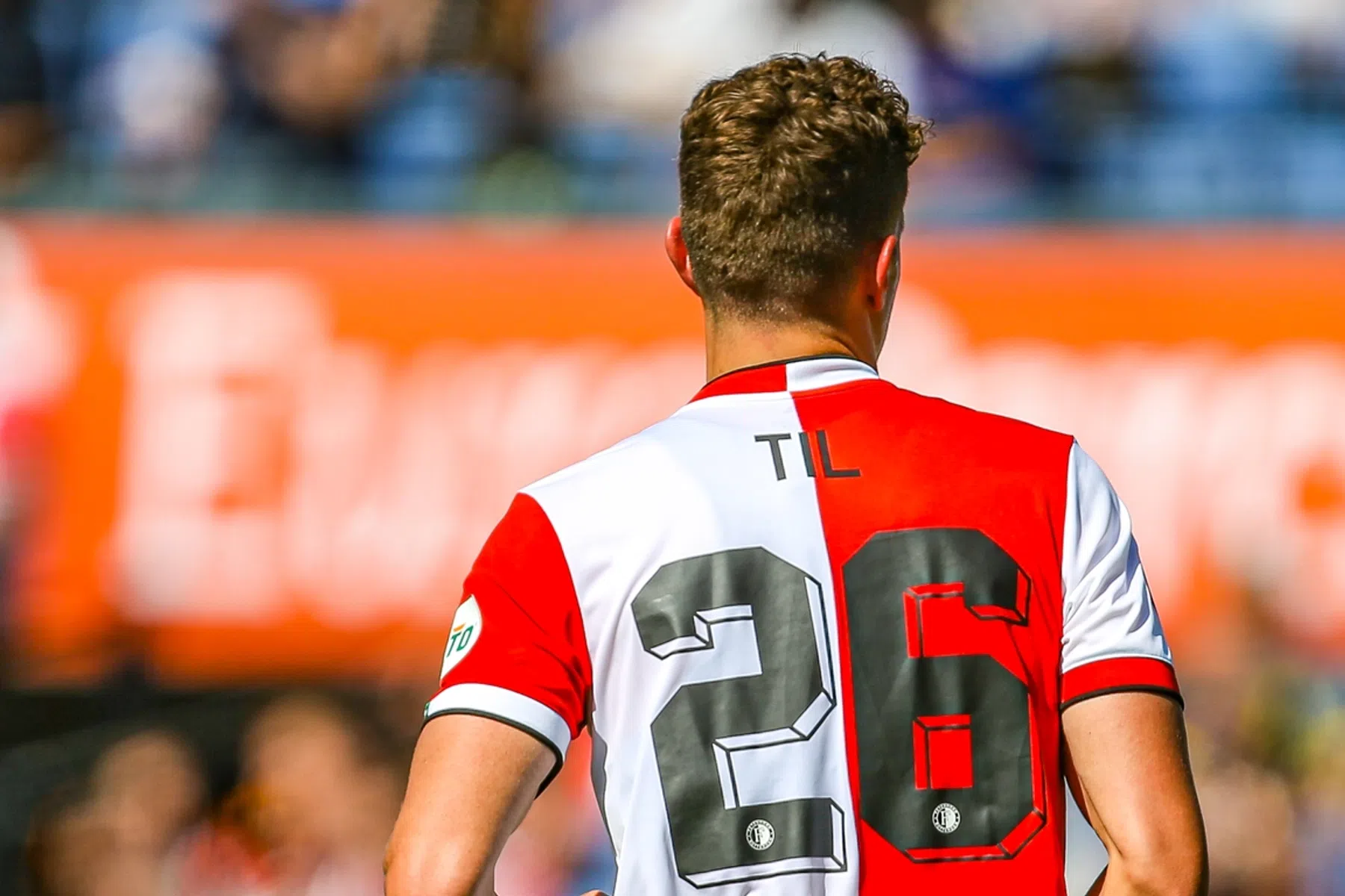 Feyenoord-fan pikt shirt Til (bijna) in, Tagliafico gaat op z'n knieën