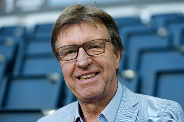 De Mos ziet zonnige PSV-toekomst, scorende speler duikt prullenbak in