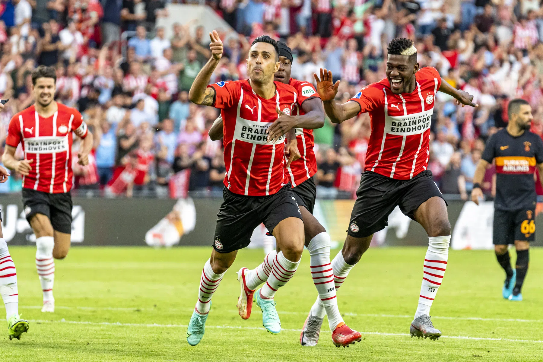 Ontketende Zahavi leidt swingend PSV naar droomstart van CL-missie