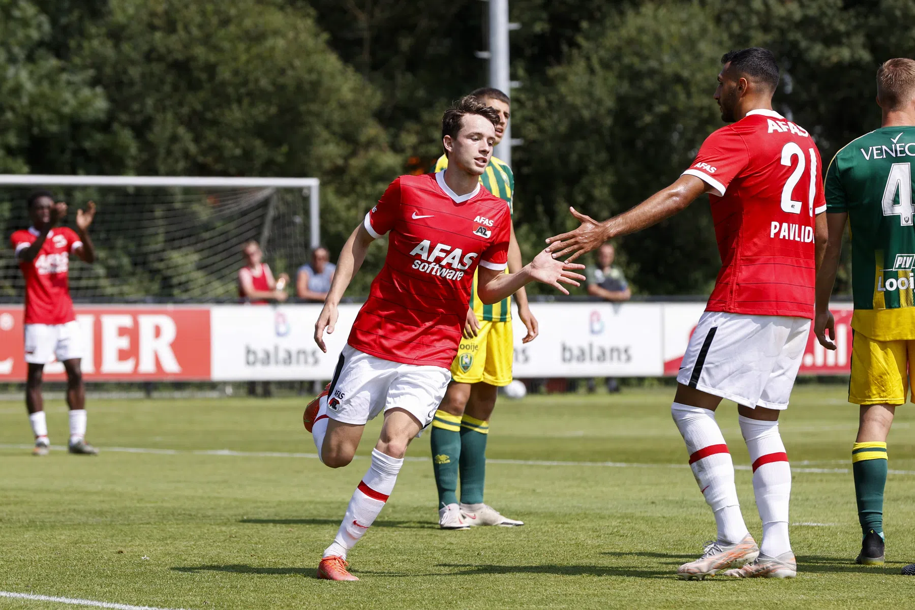 Evjen laat zich gelden tijdens oefenzege AZ op ADO Den Haag