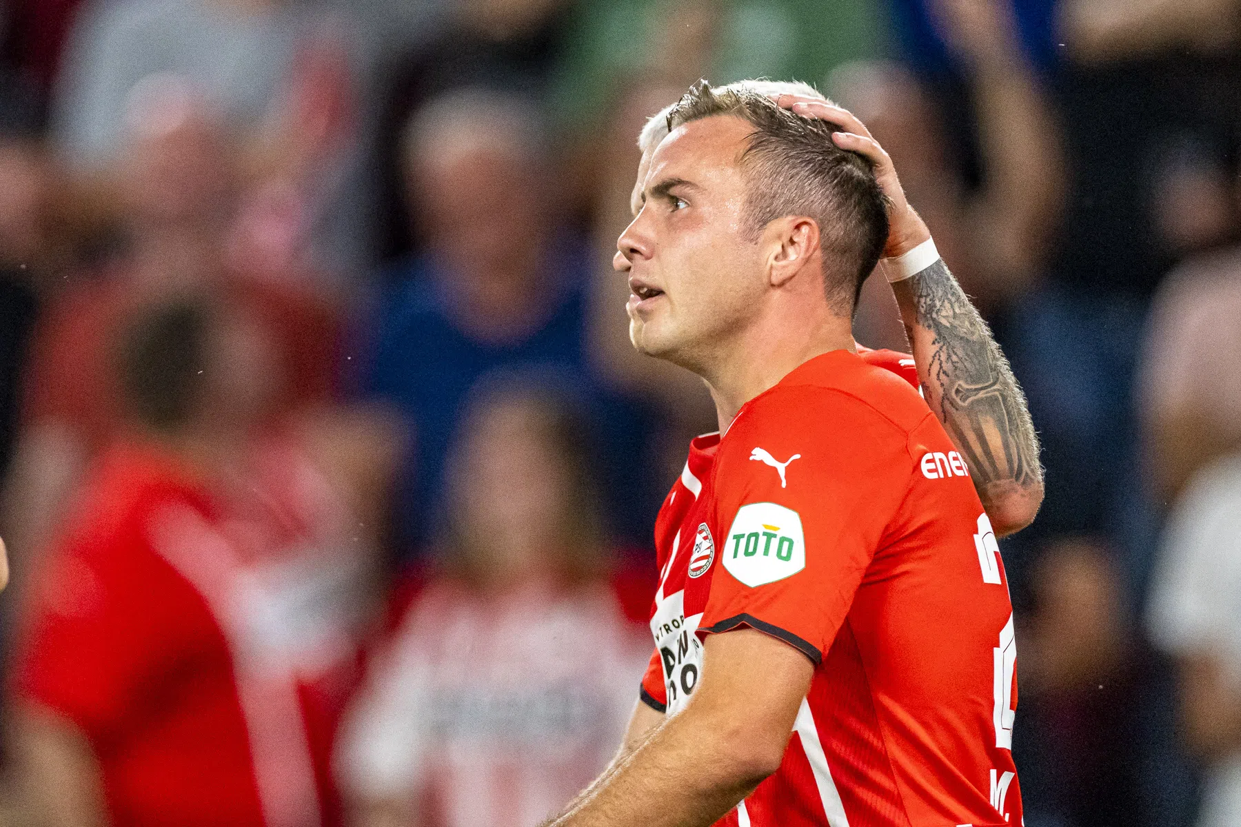 Prachtige assist Zahavi brengt Philips Stadion weer in extase