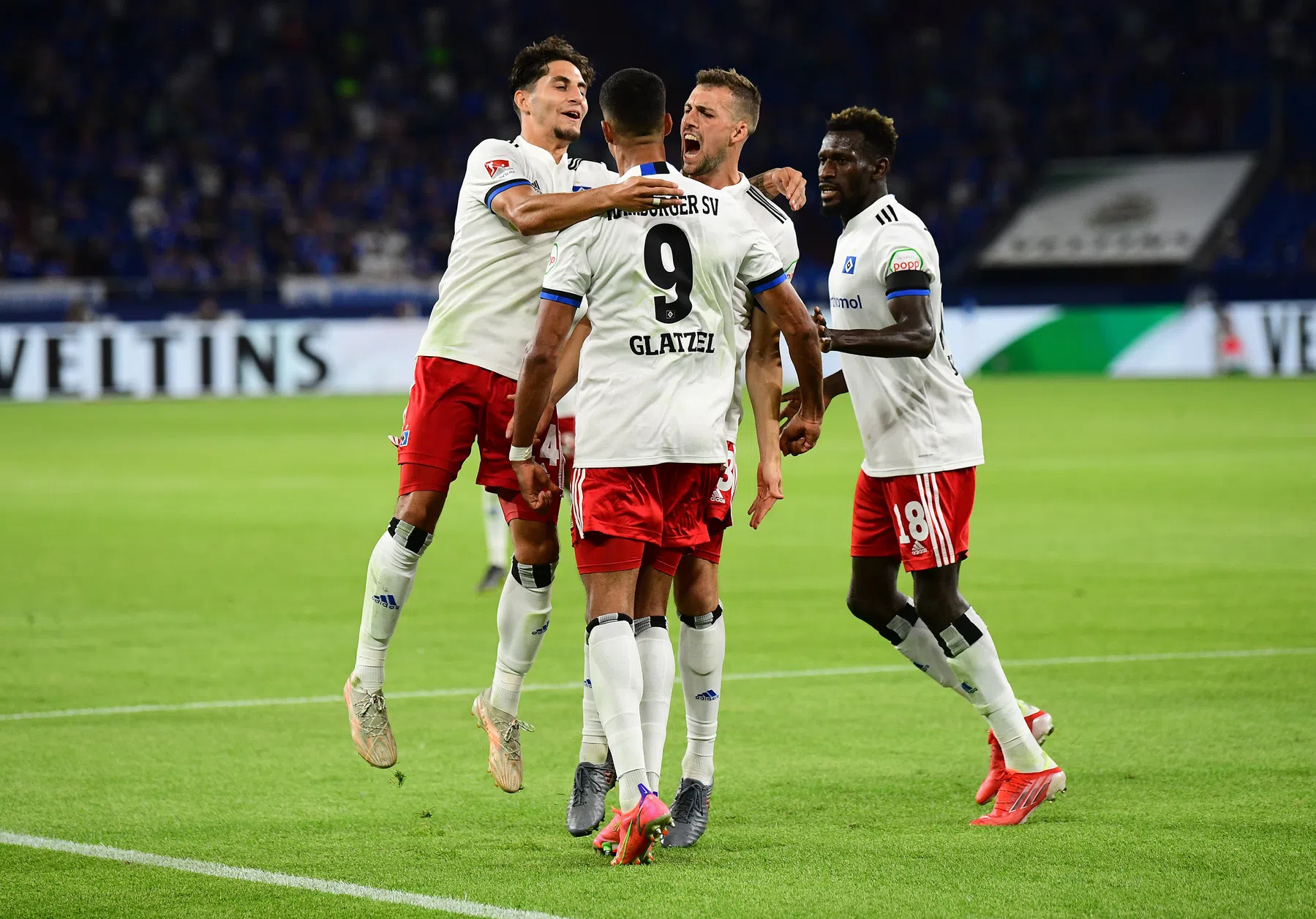 Schalke 04 krijgt in openingskraker Tweede Bundesliga een dreun van HSV