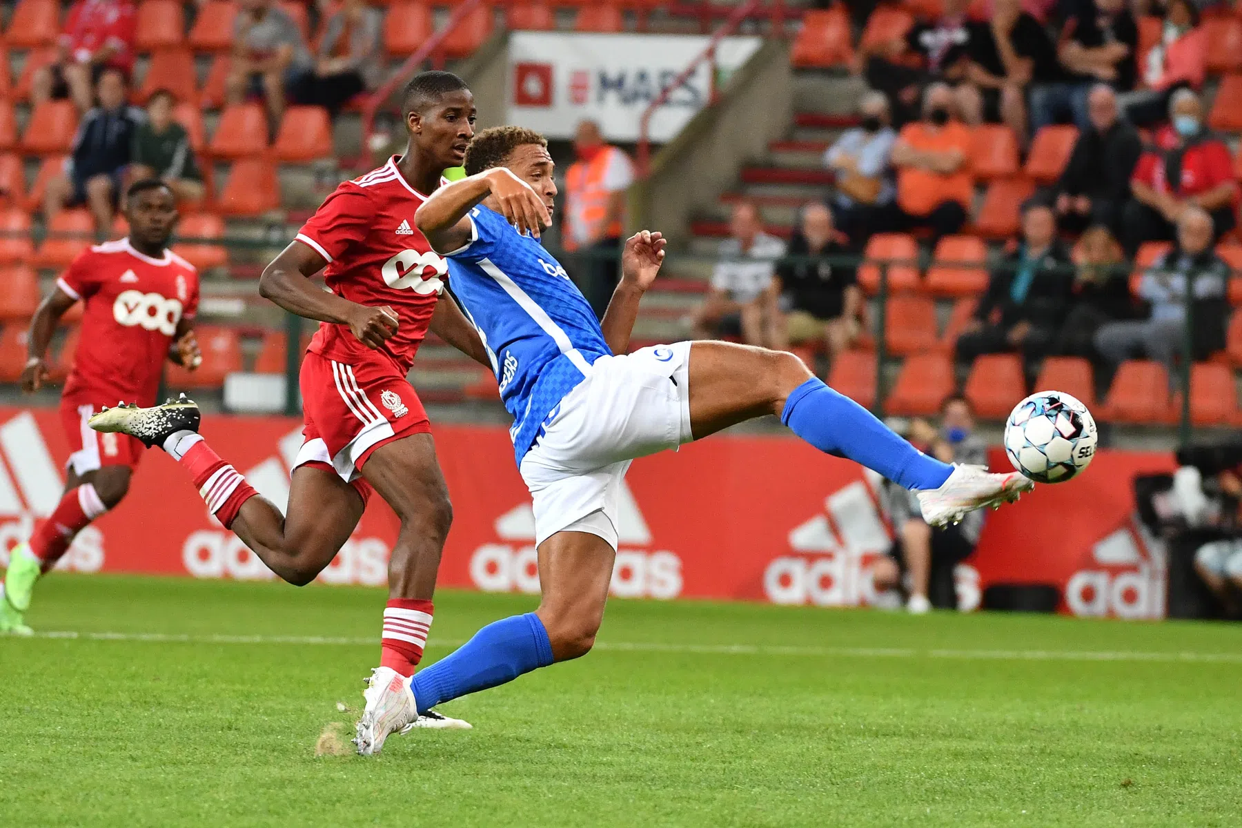 Dessers helpt Van den Brom op valreep ontsnappen aan tik