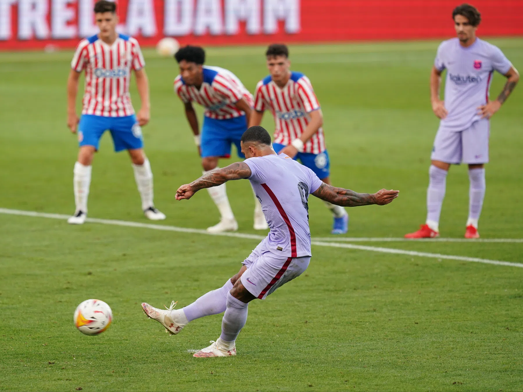 Memphis maakt indruk tijdens Barça-debuut: 'Een ander soort voetballer'