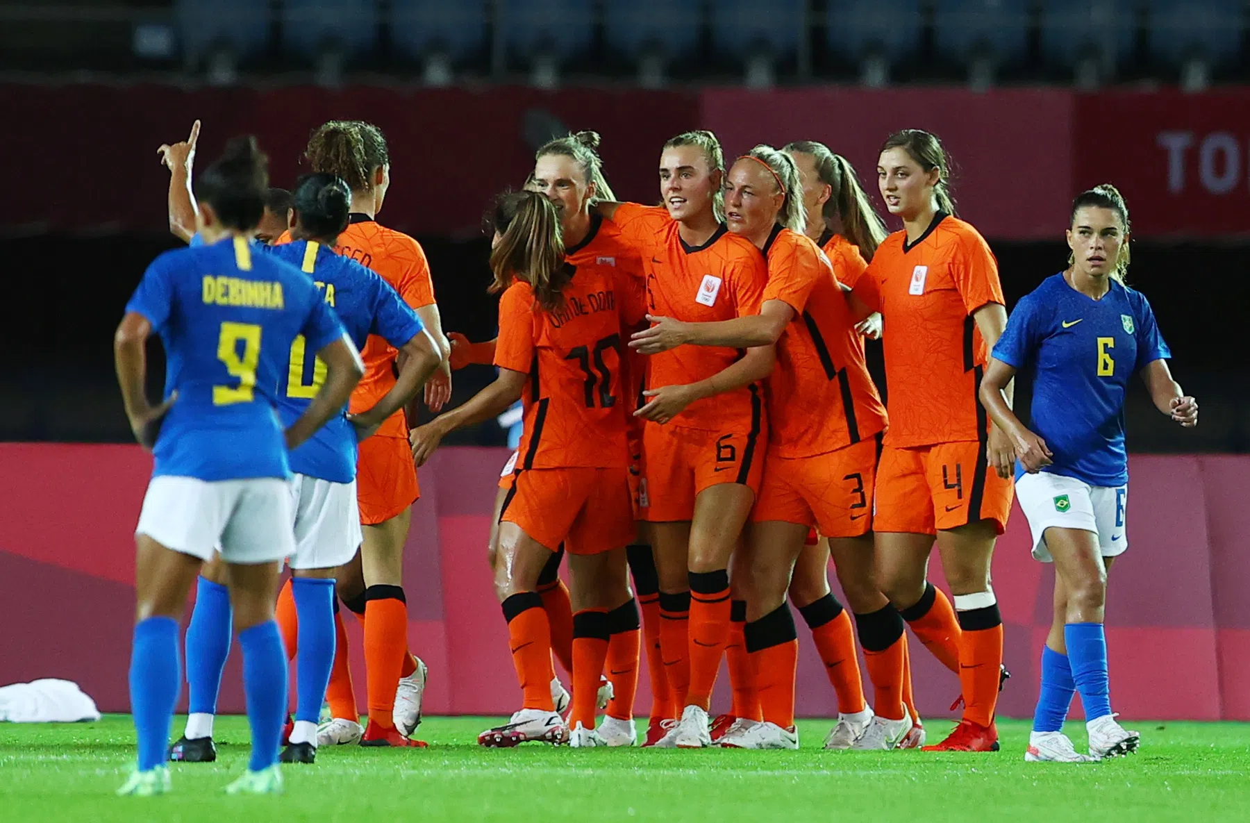 Oranje Leeuwinnen dicht bij volgende ronde na nieuw doelpuntenfestijn