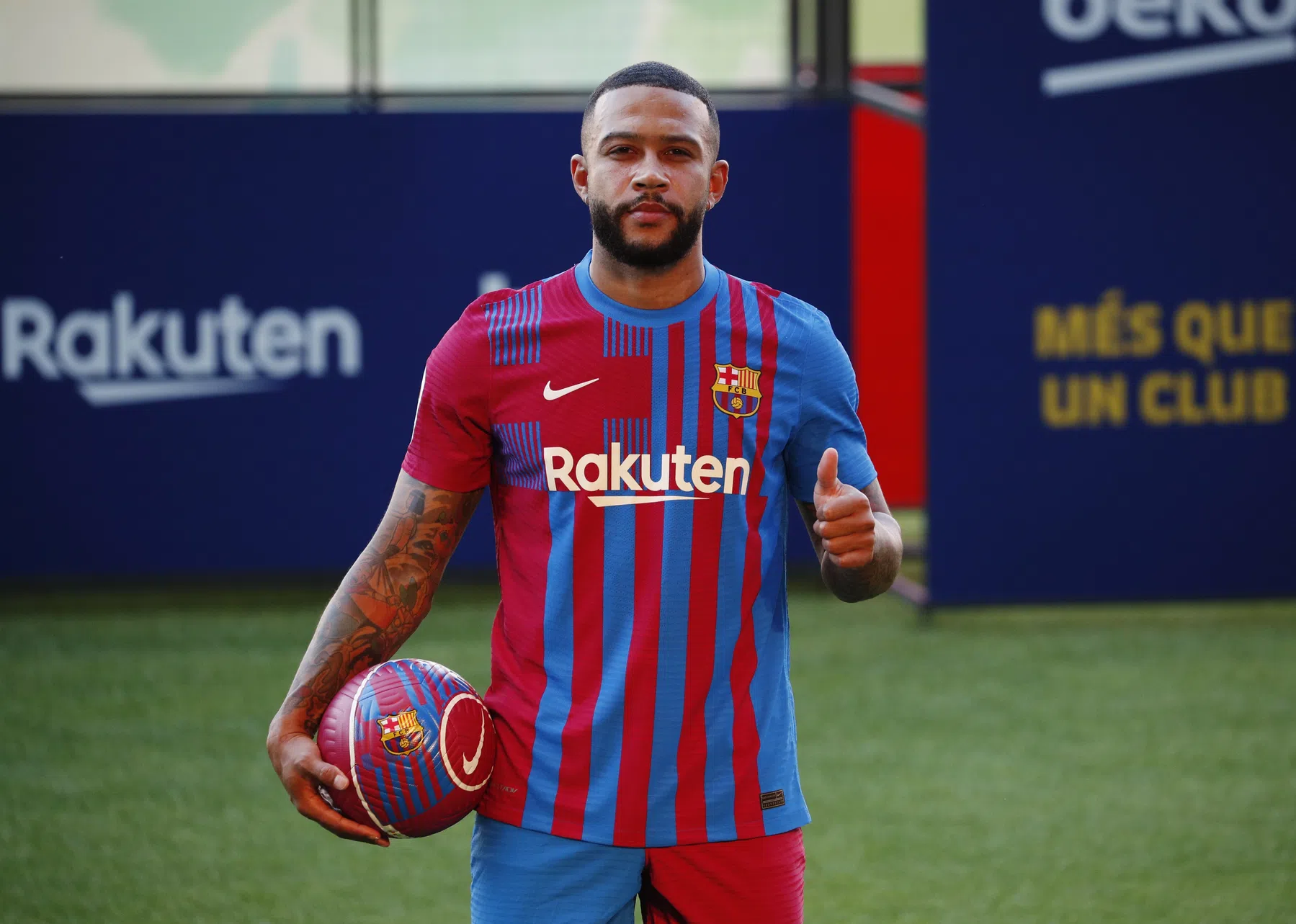Vervroegd officieus debuut voor Memphis bij Barcelona