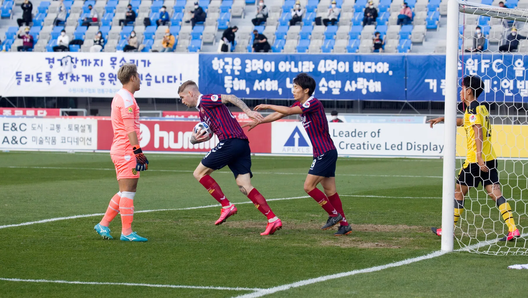 Topscorer Veldwijk onderstreept supervorm met hattrick in tien minuten