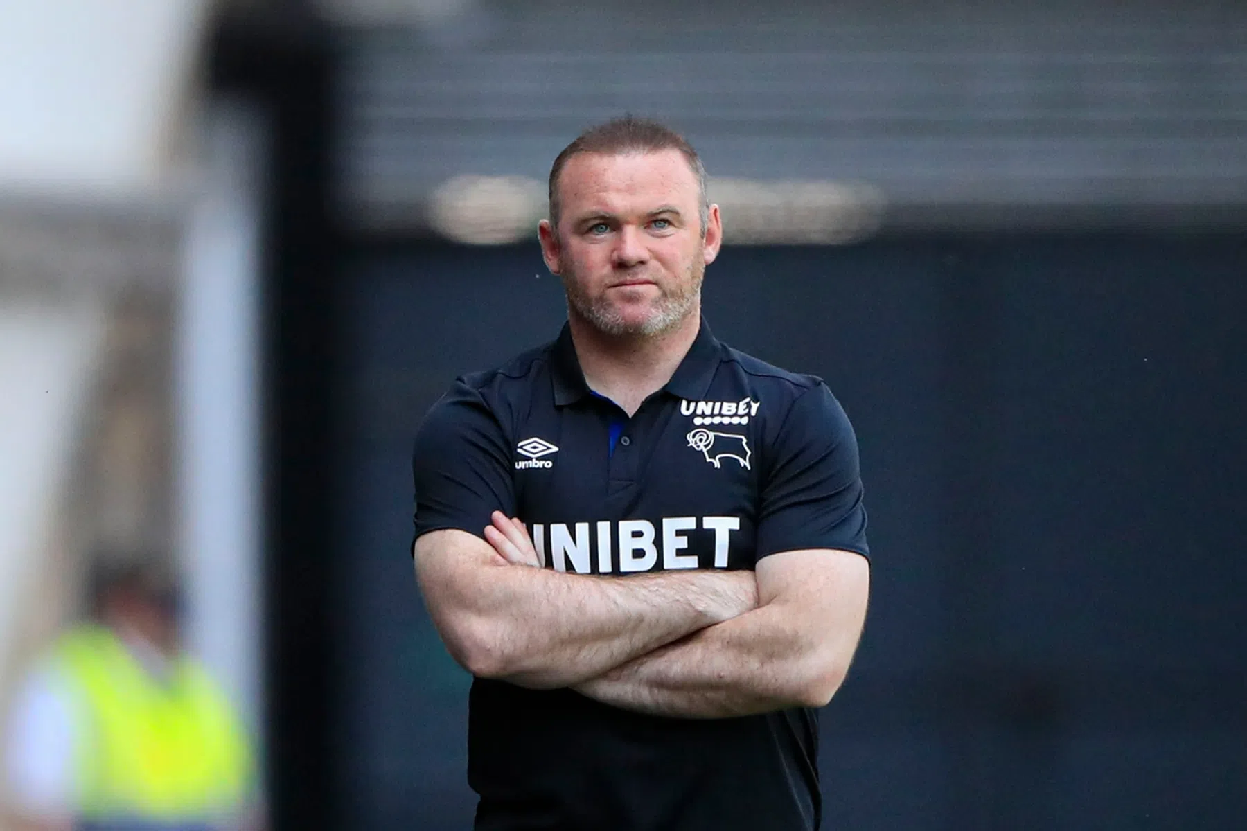 Rooney biedt excuses aan voor foto's met schaars geklede dames
