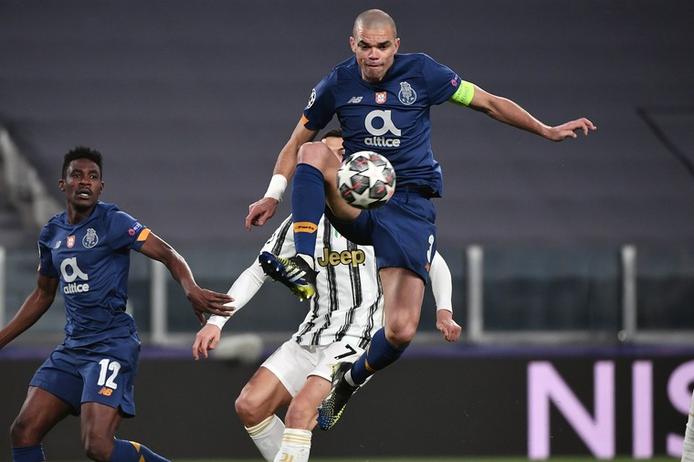 Opstootje na beuk Pepe: Roma-verdediger geniet van vurig oefenduel met Porto