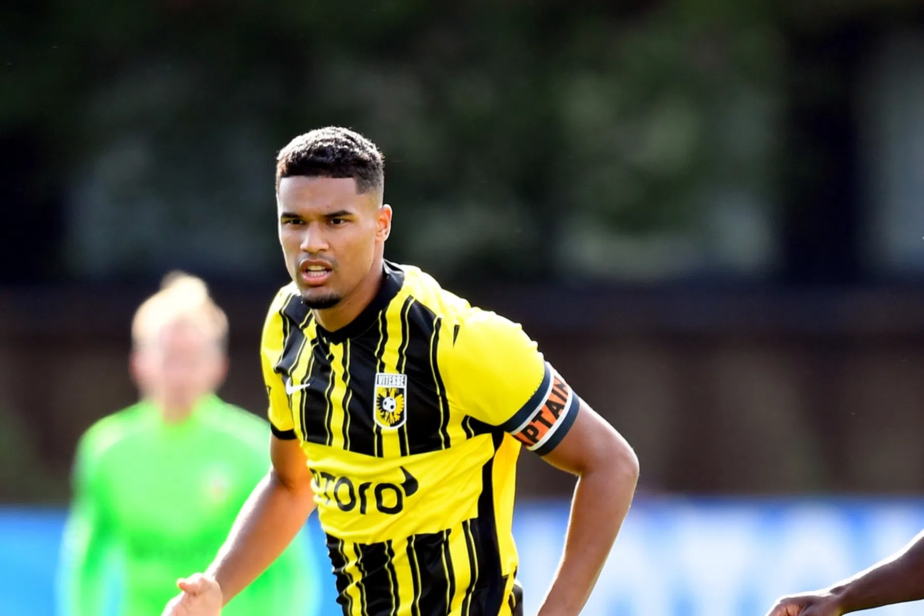 Vitesse beloont Doekhi met aanvoerdersband