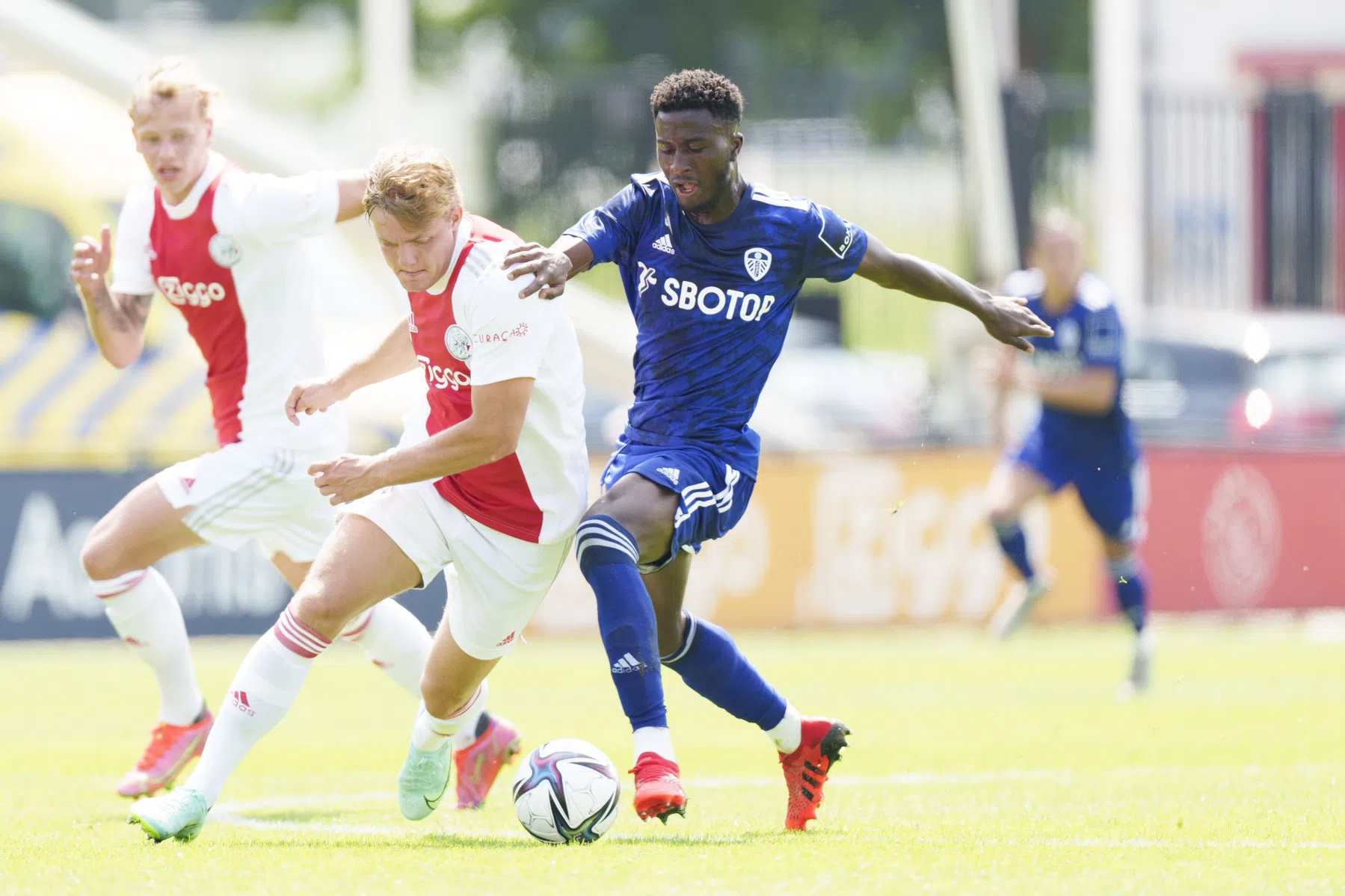 Rasmussen laat zich zien bij voorproefje tussen Ajax en Leeds