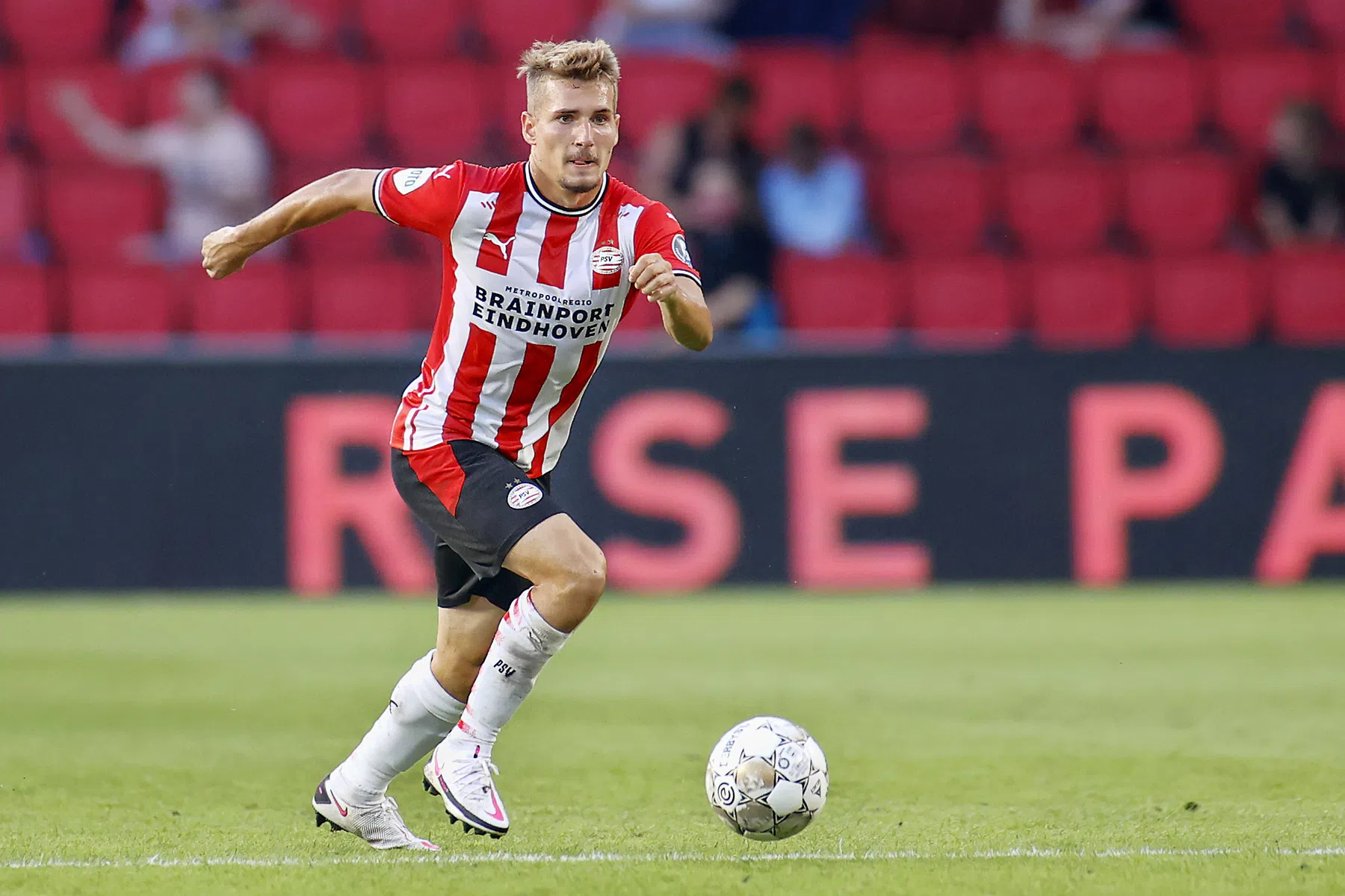 PSV dunt middenveld uit: Sadílek op weg naar FC Twente