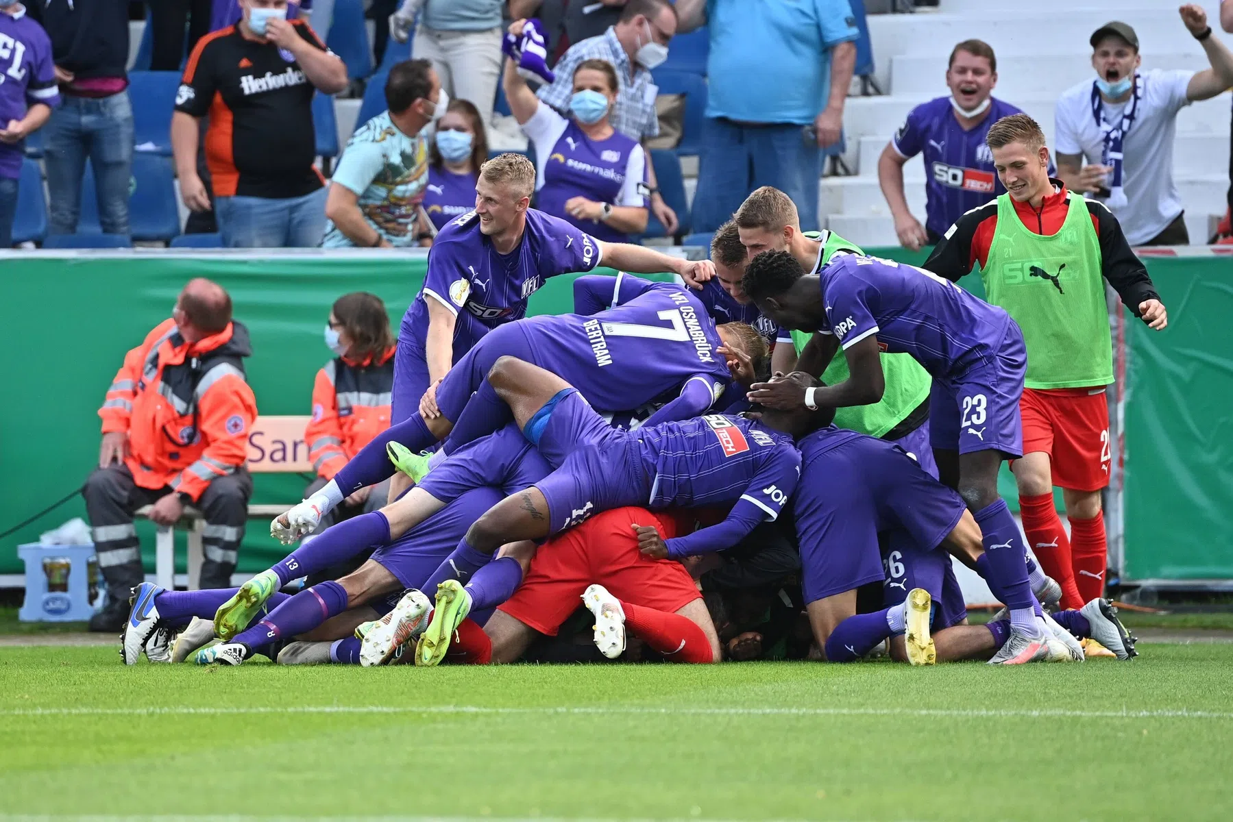 Wereldgoal in DFB Pokal: voormalig PEC-doelman vanaf eigen helft geklopt