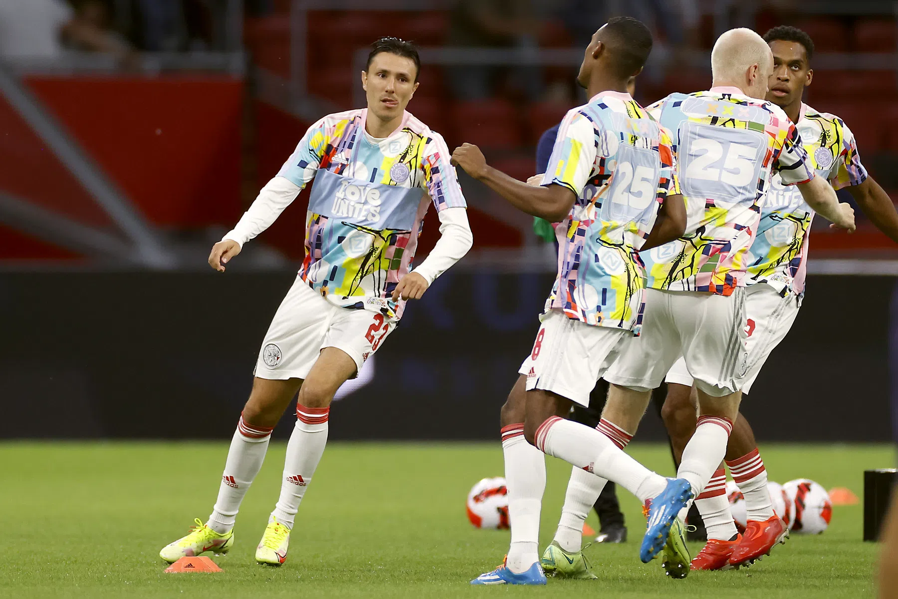 Ajax maakt prachtig gebaar met kleurrijke inloopshirts