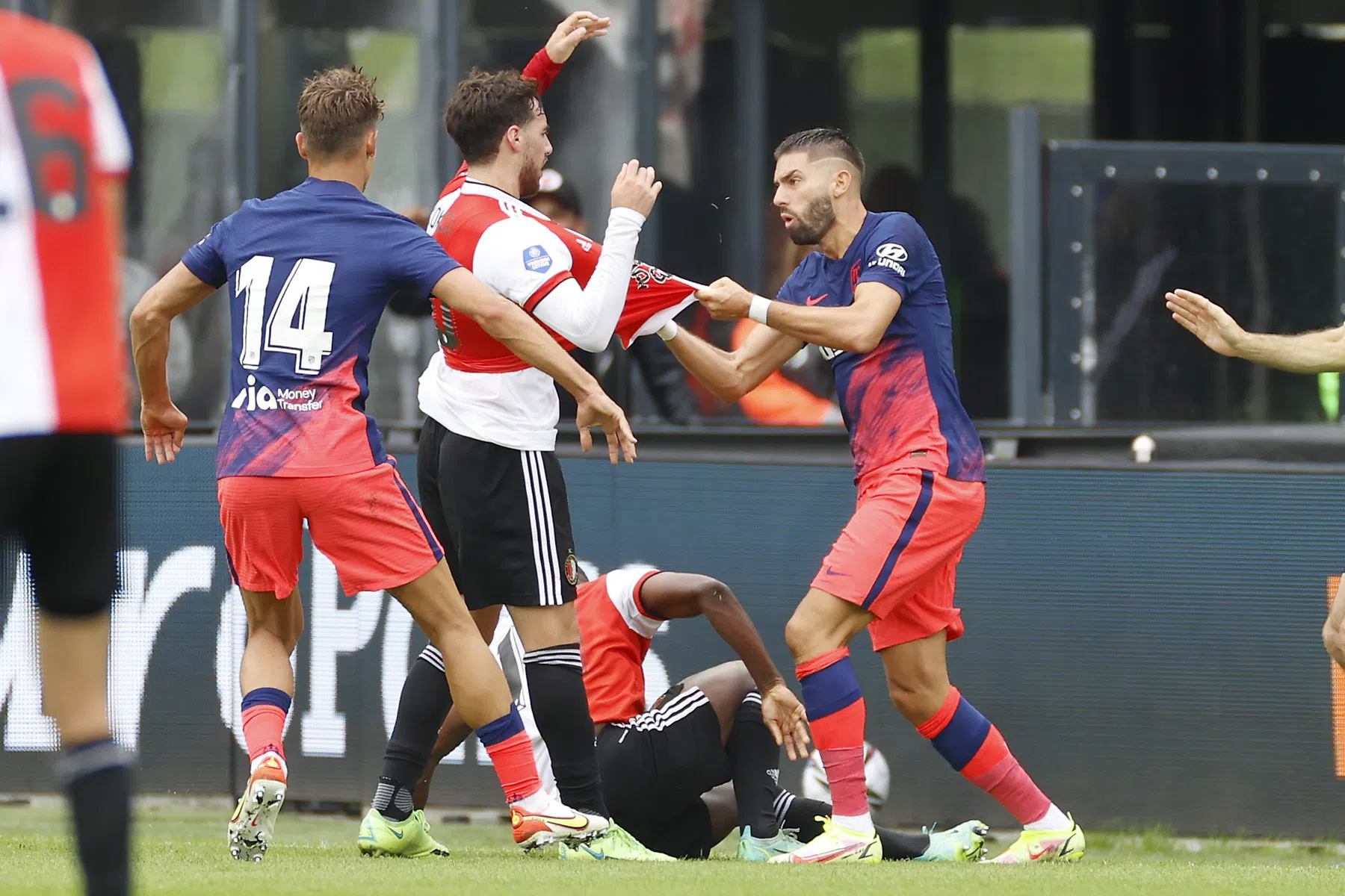 Carrasco buiten zinnen tegen Feyenoord, Simeone stormt veld op