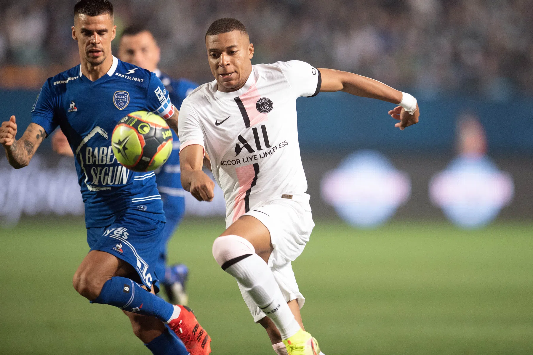 'Mbappé heeft na komst Messi geen excuus meer om PSG te verlaten'