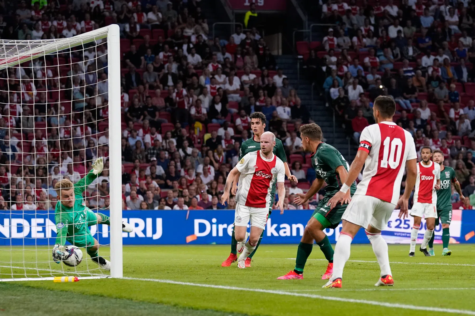 Ajax overloopt NEC op flanken