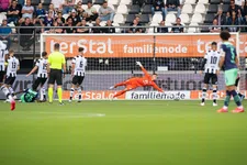 Thumbnail for article: Schmidt krijgt gelijk: sterk gewijzigd PSV wint bij Eredivisie-start