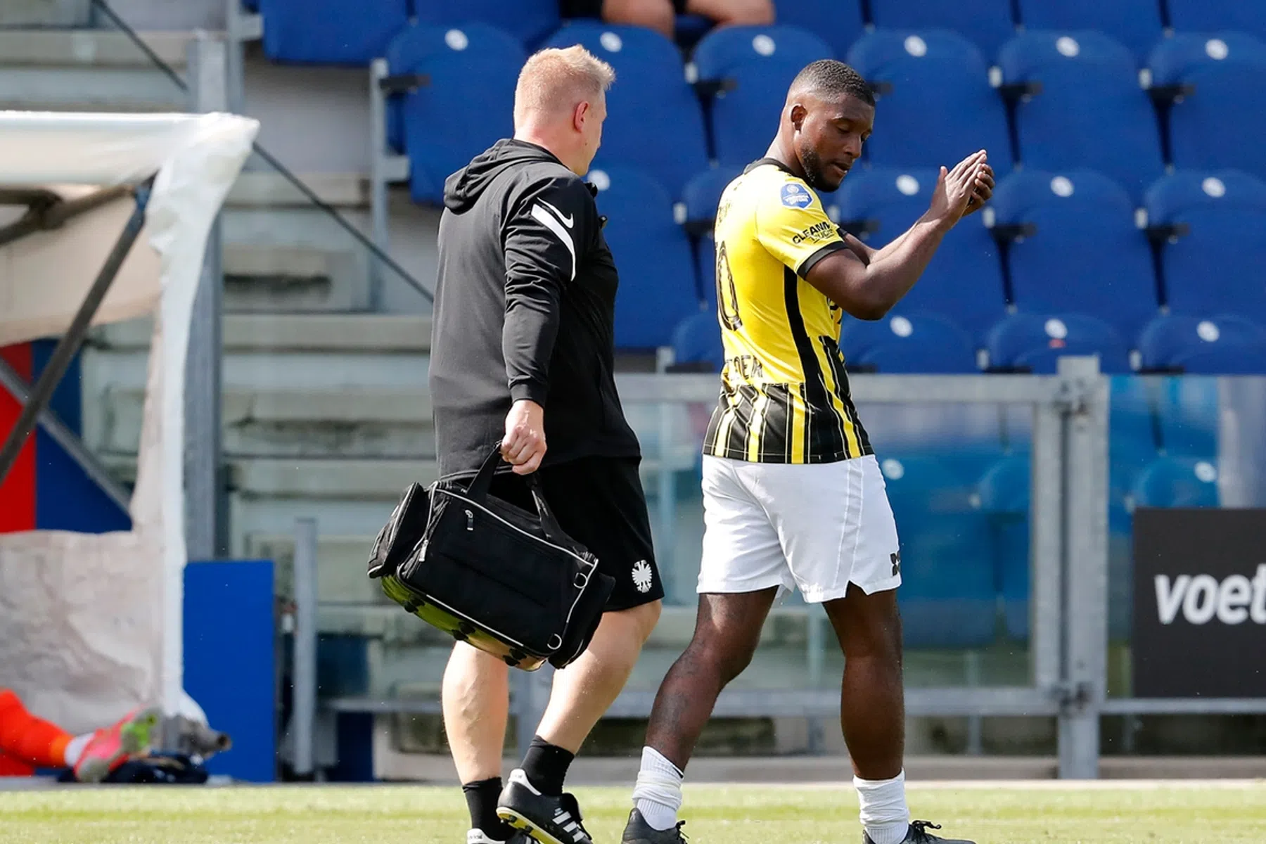 Uitvallen Bazoer smet op zege Vitesse in Zwolle