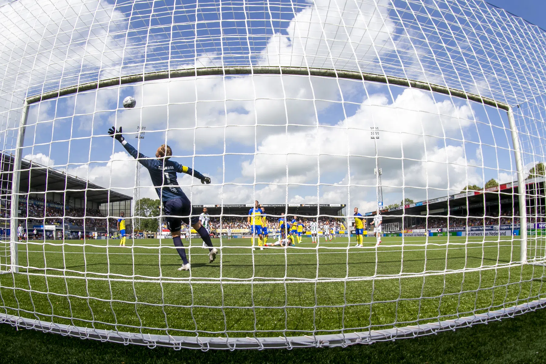 Strand Larsen wilde eerst niet juichen na weergaloze goal