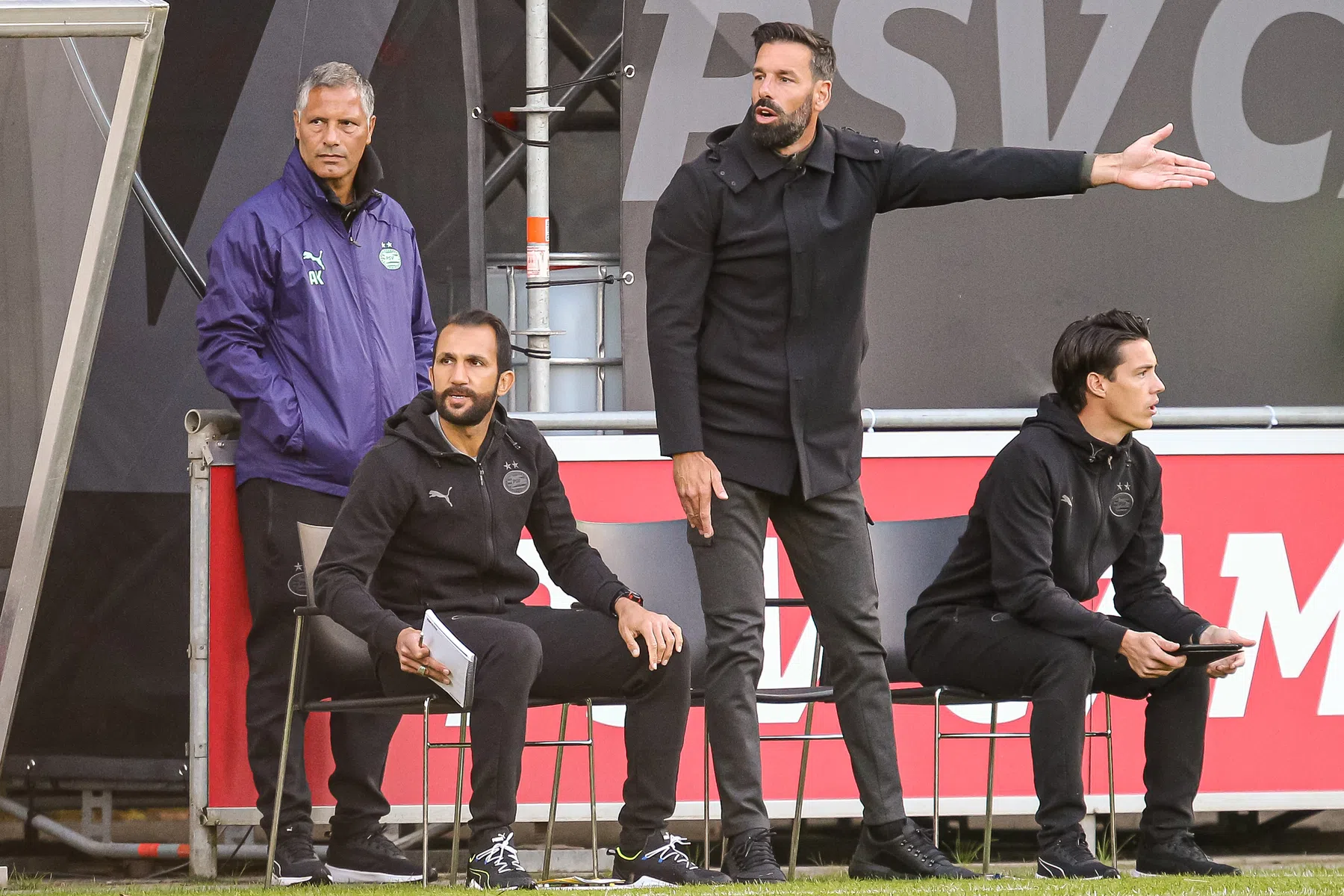 'Grote trainer' Van Nistelrooy laat zich niet verleiden na nederlaag piepjong PSV