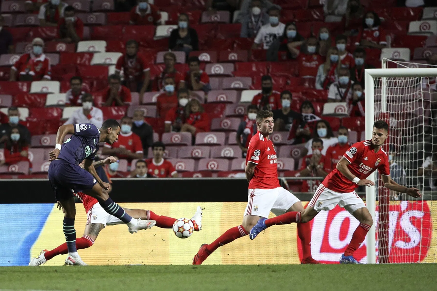 PSV houdt zicht op Champions League na sterke tweede helft tegen Benfica