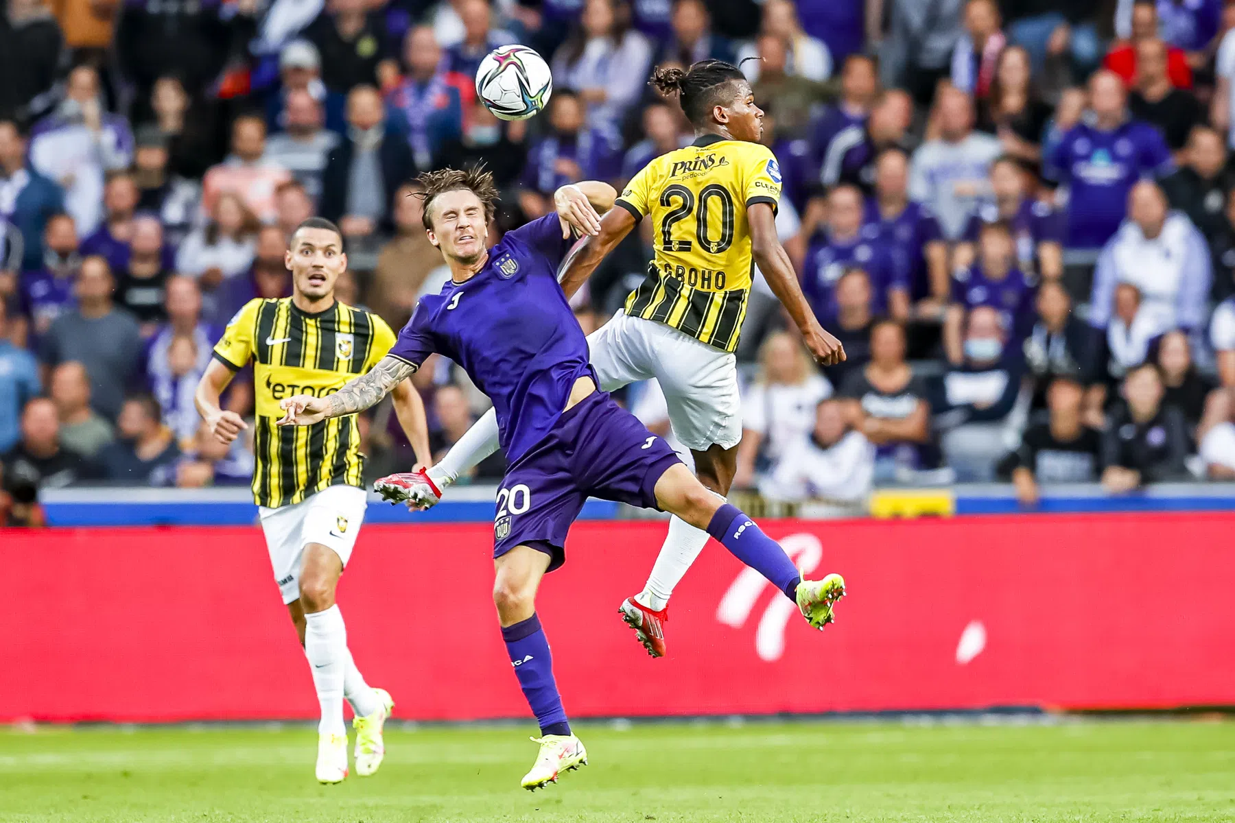 Vitesse verspeelt voorsprong in spektakelstuk bij Anderlecht