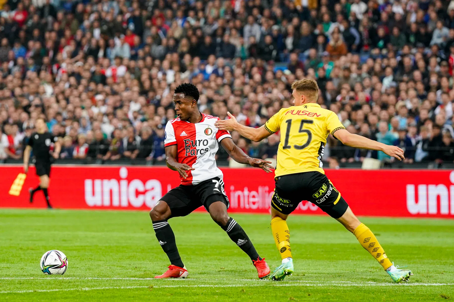 Feyenoord is los tegen Elfsborg: goals van Sinisterra en Jahanbakhsh