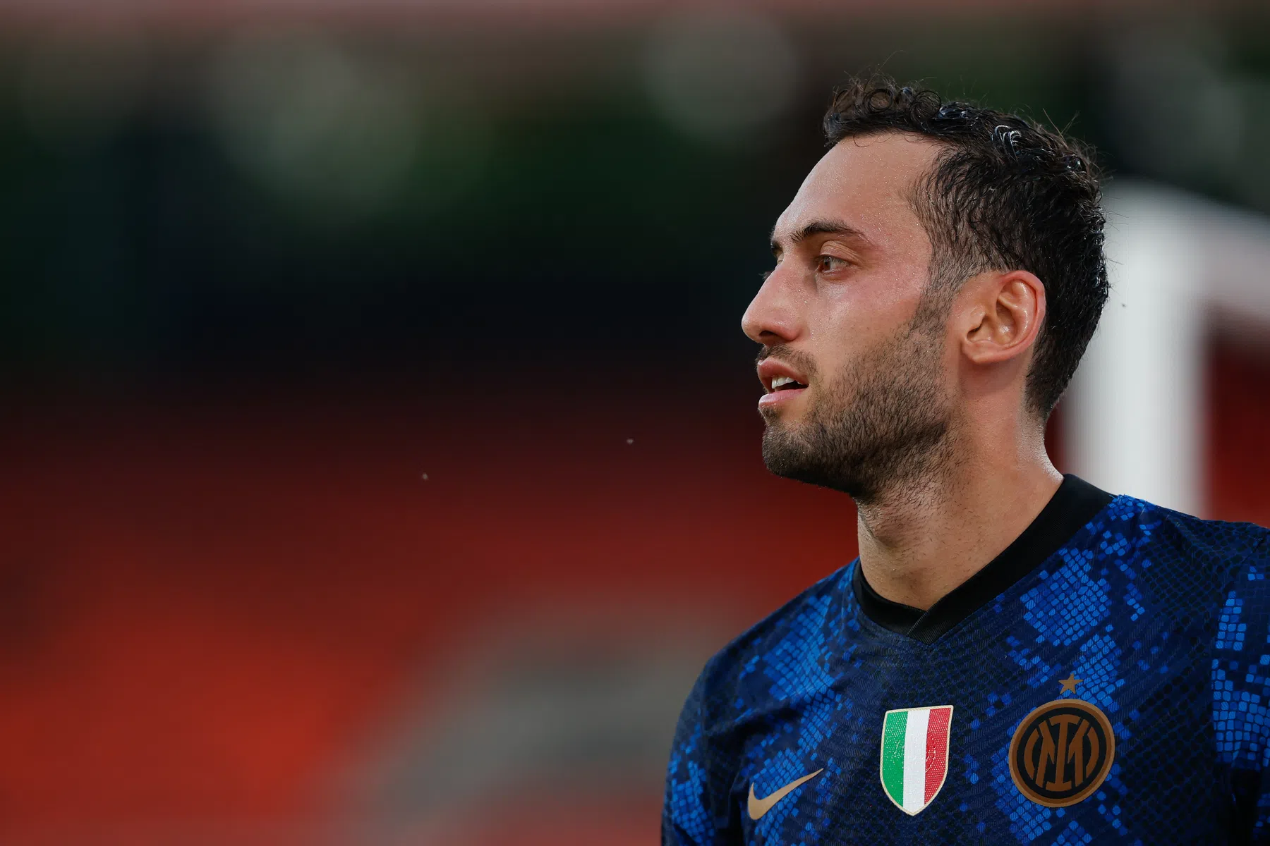 Calhanoglu blinkt na pikante transfer binnen Milaan direct uit bij Inter-debuut