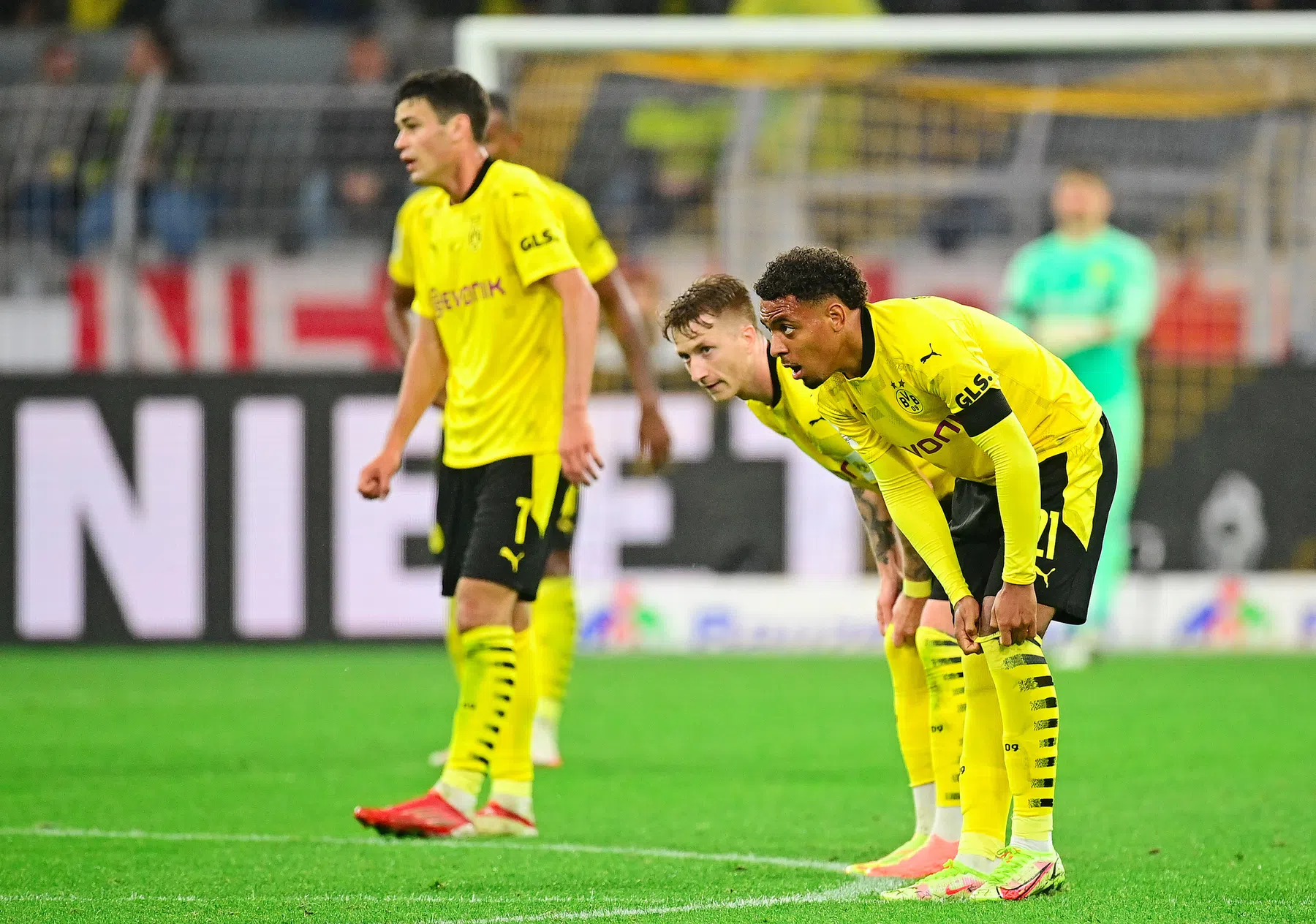 Dortmund stelt met Bundesliga-debutant Malen teleur op bezoek bij Freiburg