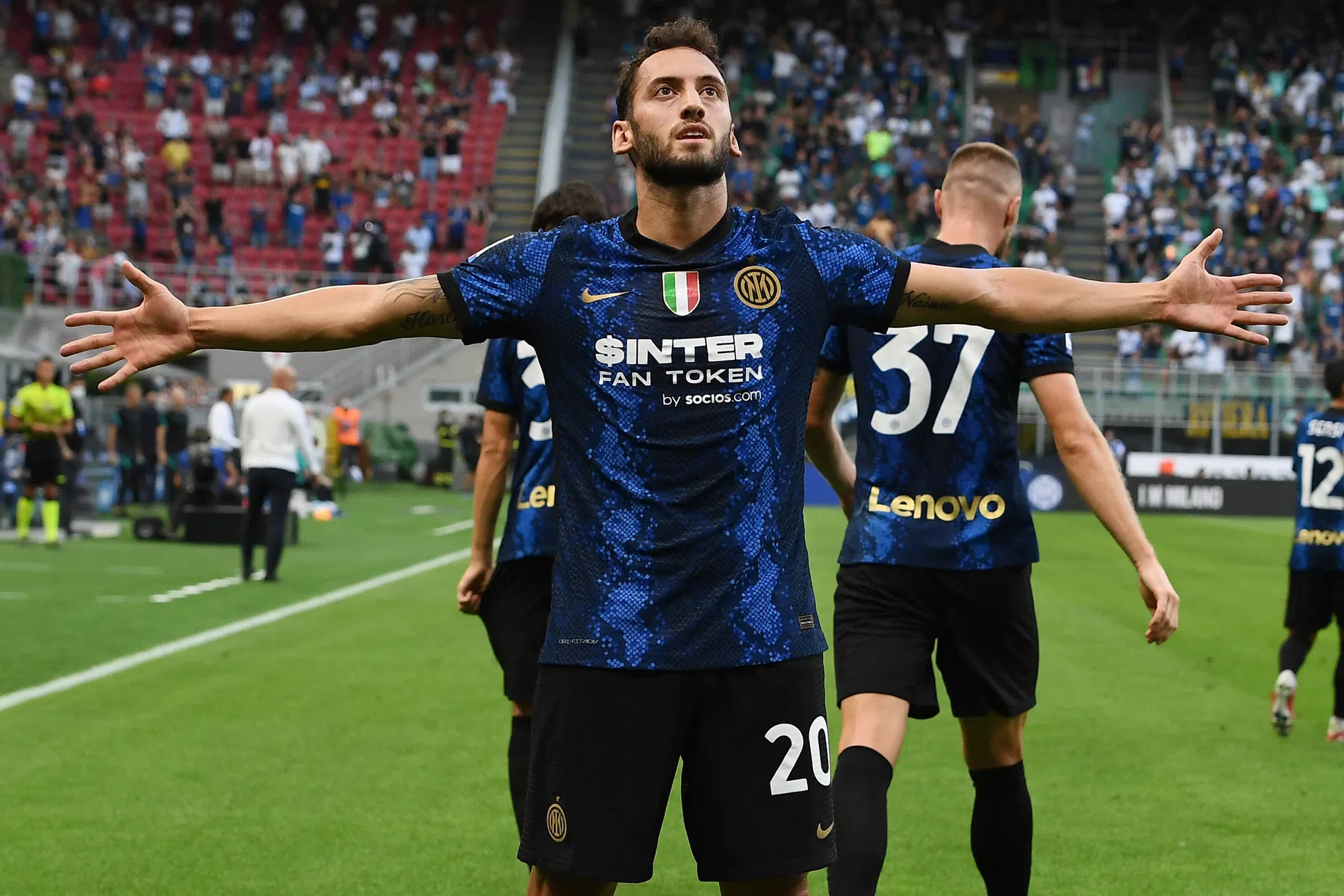 Calhanoglu leidt wervelend Inter langs Genoa, eerste doelpunt Dzeko
