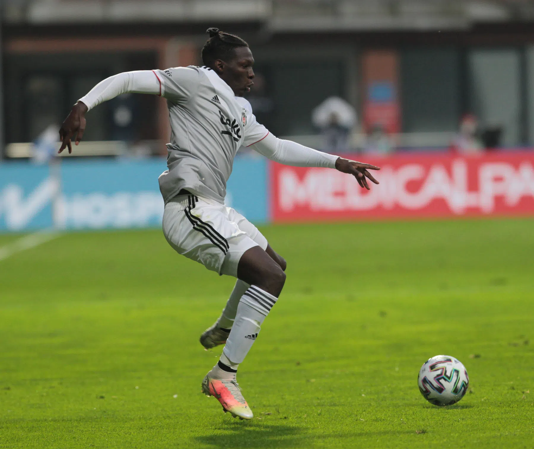 Turkije schrikt op: Besiktas-verdediger zakt ineen tijdens wedstrijd