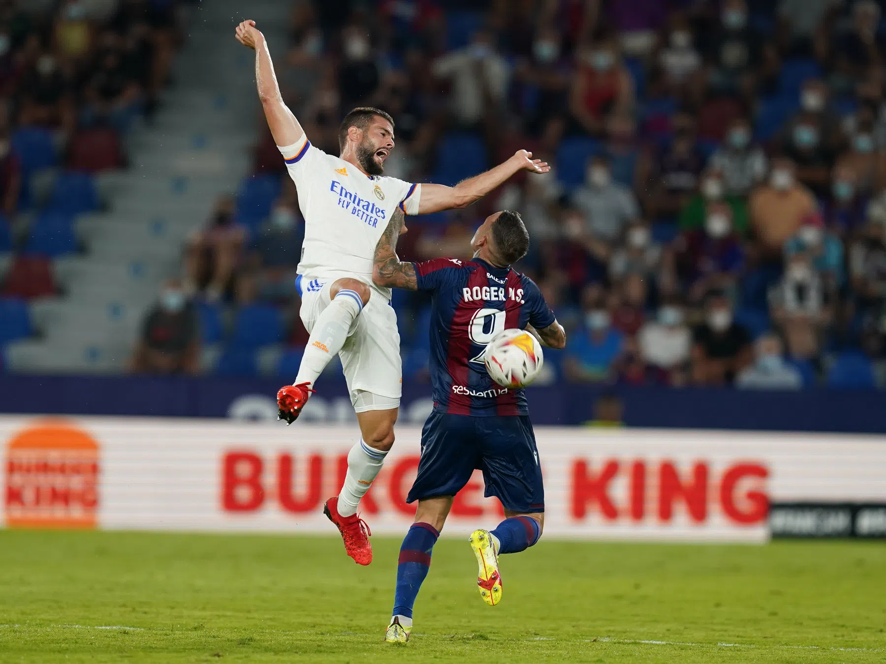 Spaans spektakel: speler moet keepen, Vinícius tovert en schade voor Real