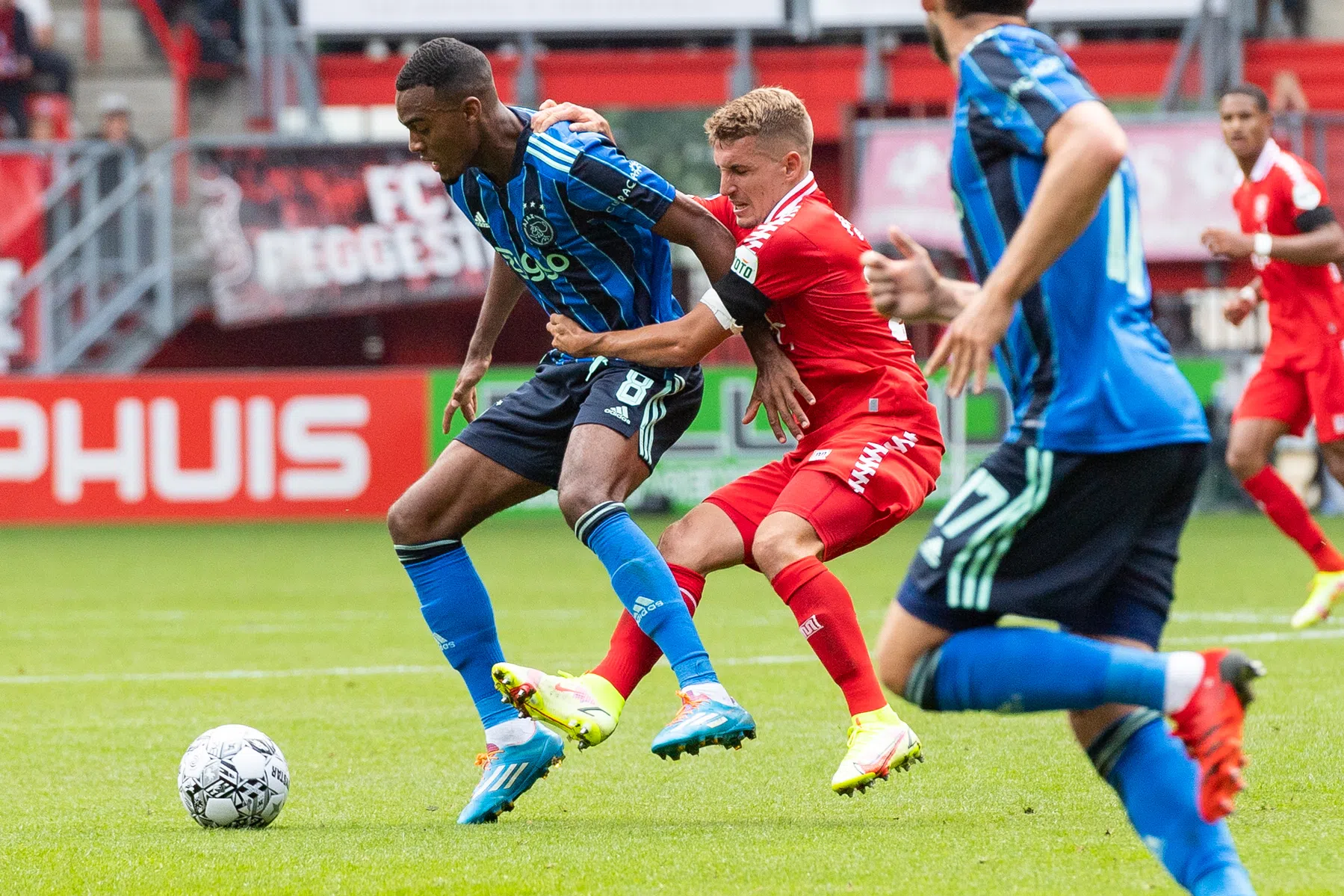 Kritiek op Ajax, steun voor Haller: 'Hij wordt 0,0 gevoed'