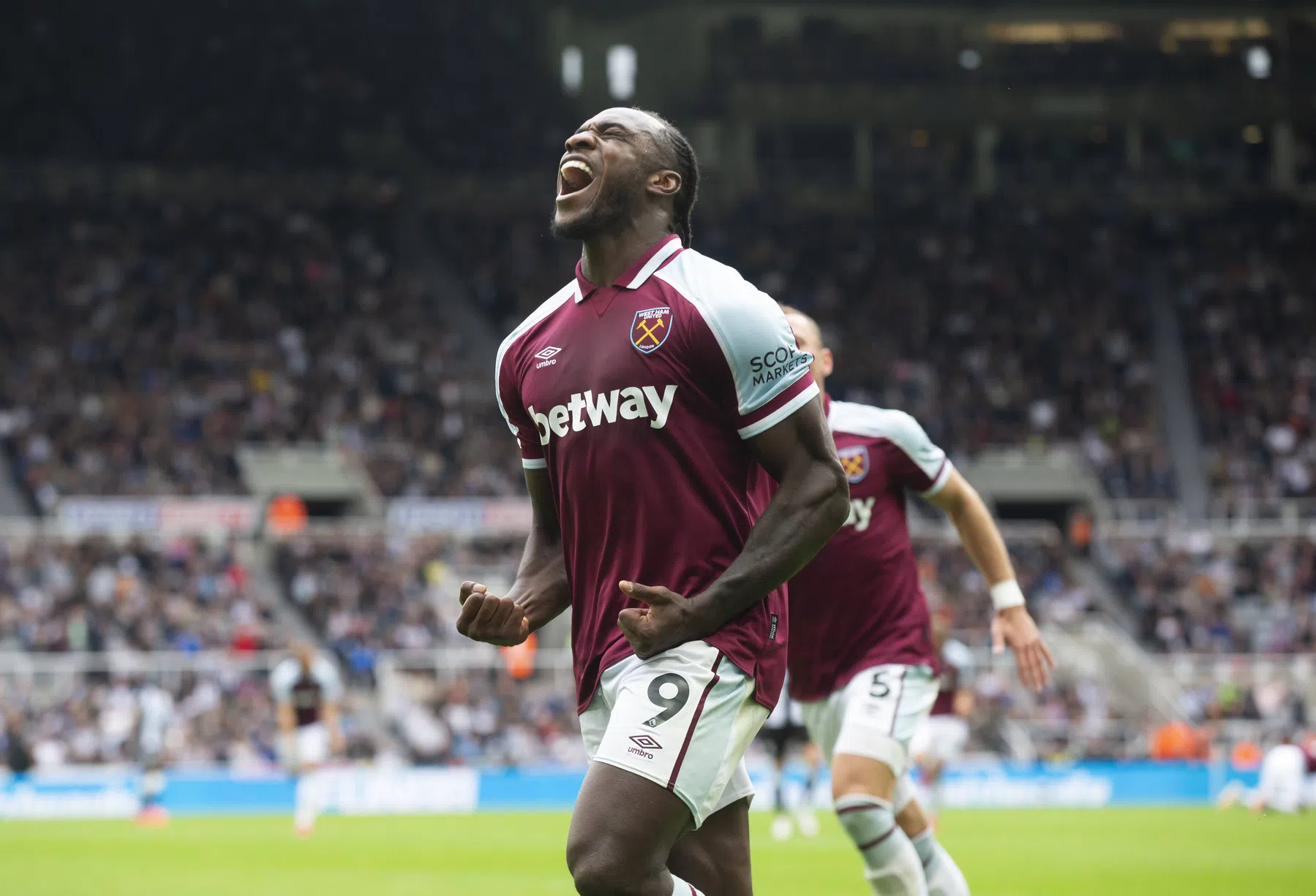 West Ham-spits Antonio viert record door te dansen met pop van zichzelf