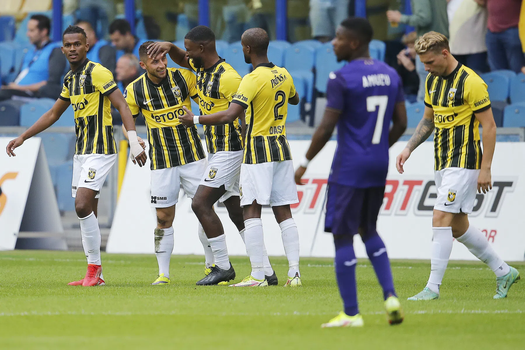 Wittek schiet uit zijn slof en knalt Vitesse de Conference League in